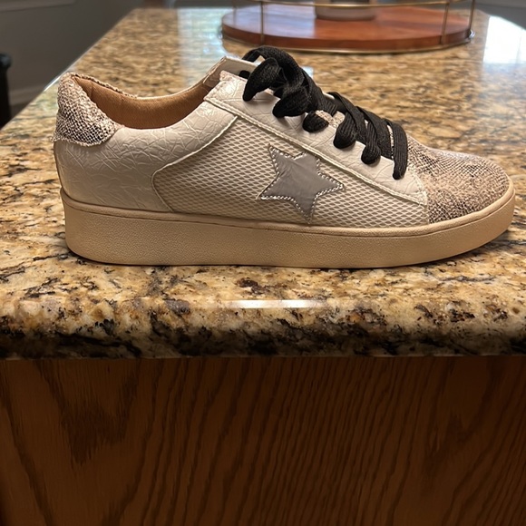 Fashion Sneakers - Picture 2 of 3